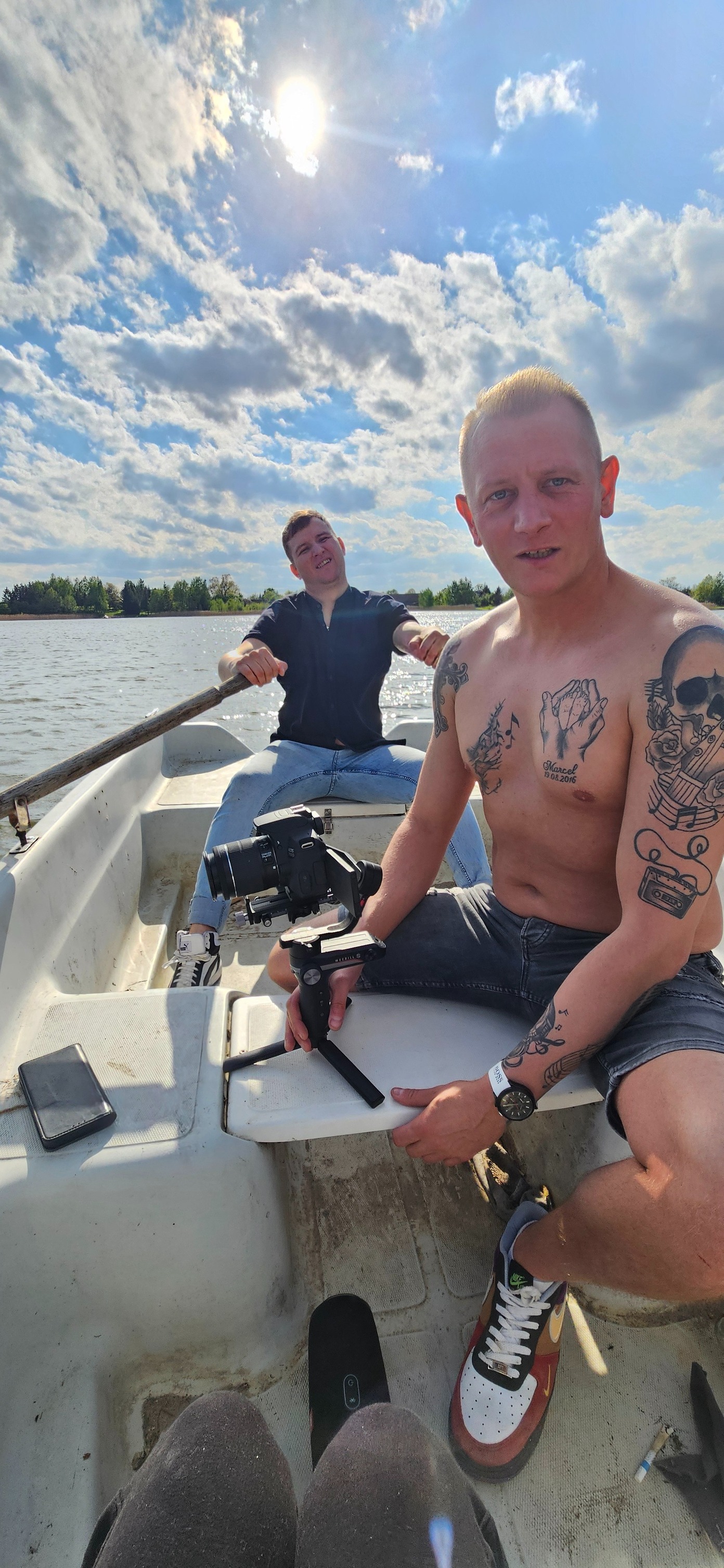 Duet Never na planie teledysku — łódka, jezioro, kamera