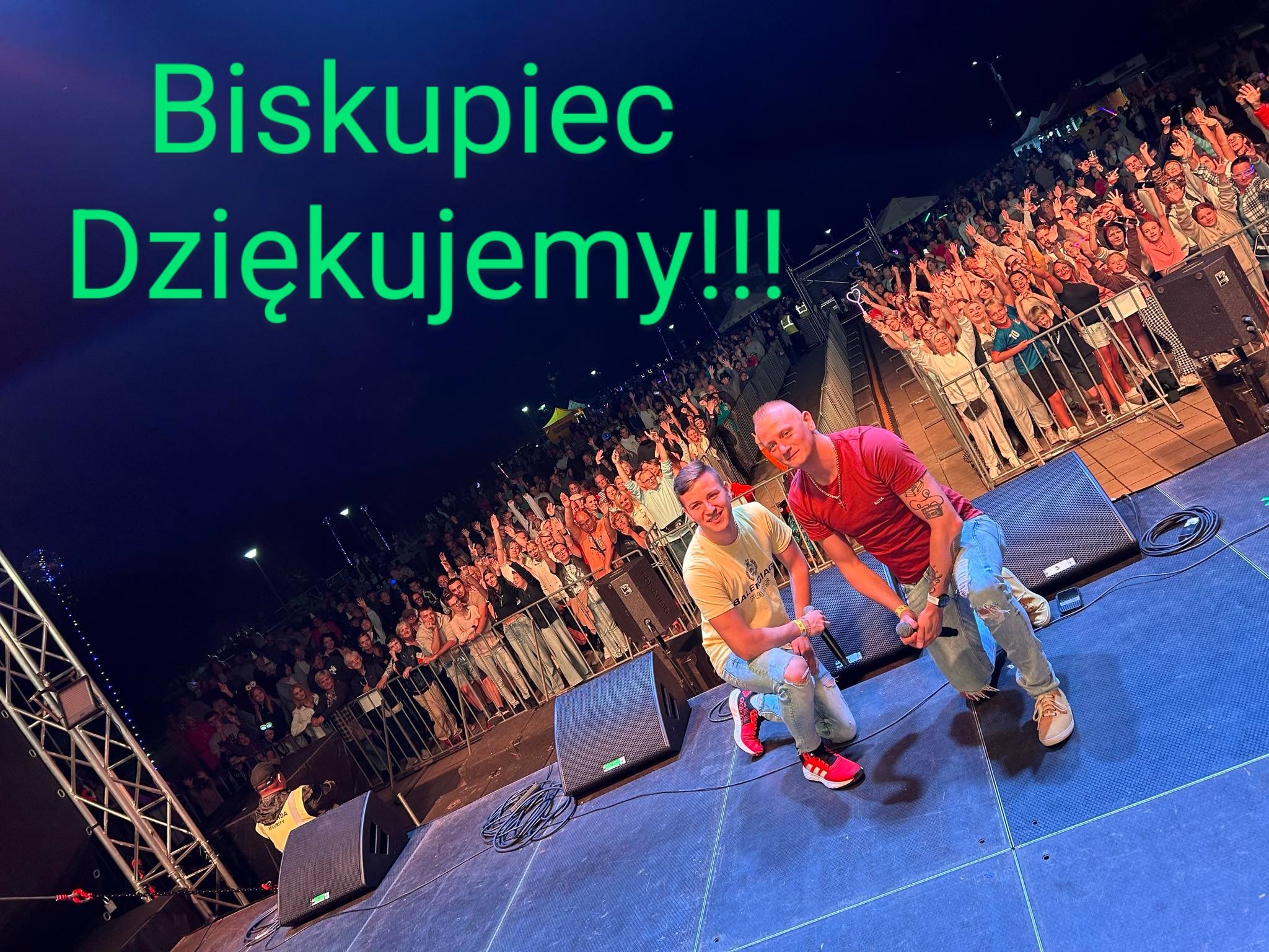 Koncert Never w Biskupcu — scena i tłum publiczności